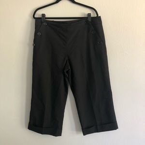 3/$21 🍭 Button front black capris